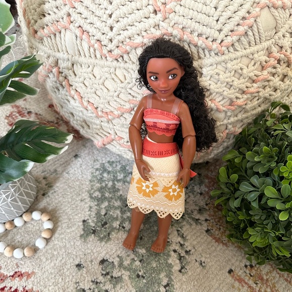 Disney Store Classic Moana Barbie Style Doll 11" Articulated Arms - Picture 6 of 9